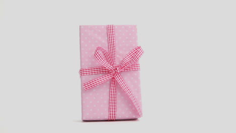 Hand-Schnappt-Sich-Rosa-Geschenk