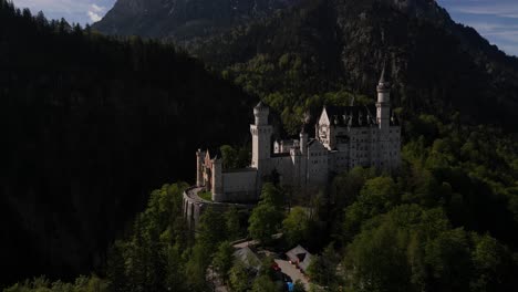 el castillo de neuschwanstein en los alpes bávaros