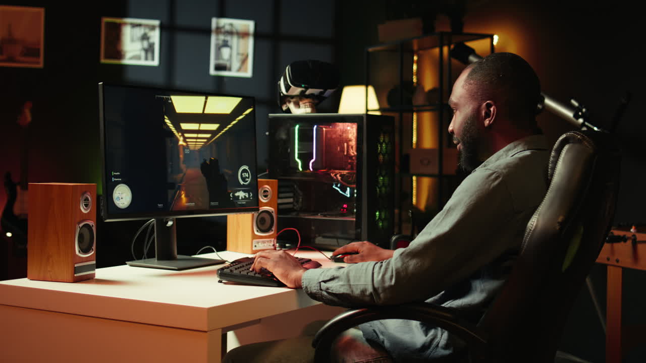 hombre en un apartamento iluminado con neón jugando a videojuegos inmersivos