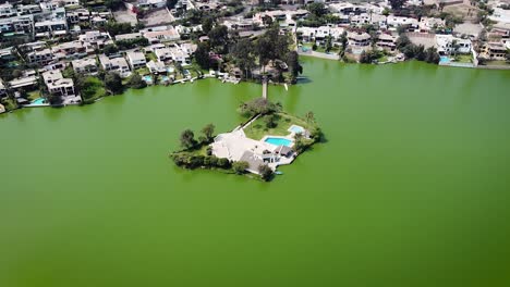 Vista-Desde-Arriba-De-Una-Casa-Privada-En-Medio-De-Un-Lago-Rodeada-De-Casas-Lacustres-En-Lima-Peru