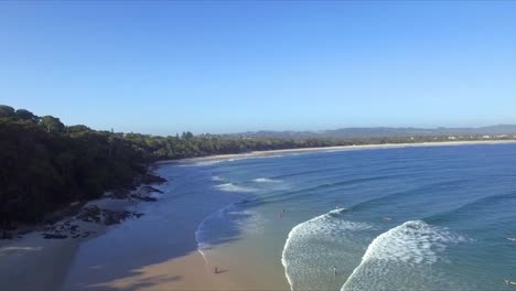 Toma-Aérea-De-Un-Dron-Panorámica-A-Través-De-Byron-Bay