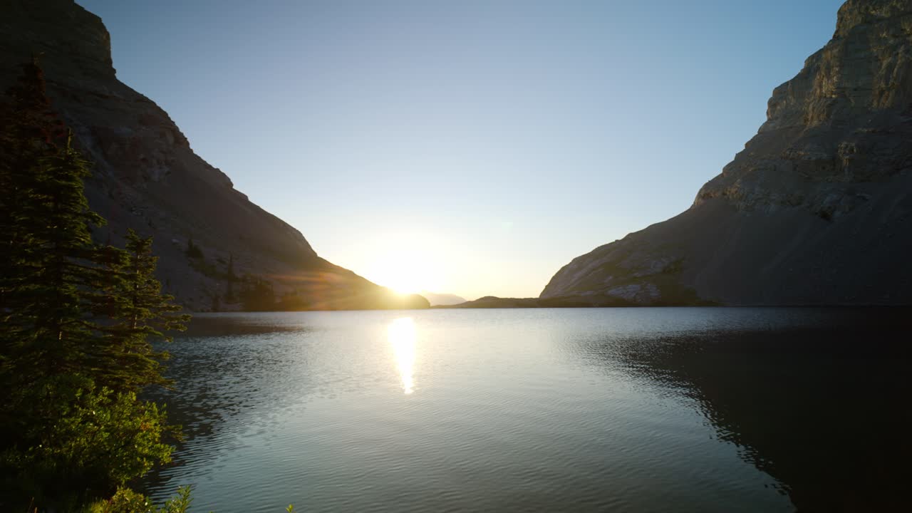 Carnarvon Gölü Üzerinde Gün Doğumu, Kananaskis, Alberta, Kanada.