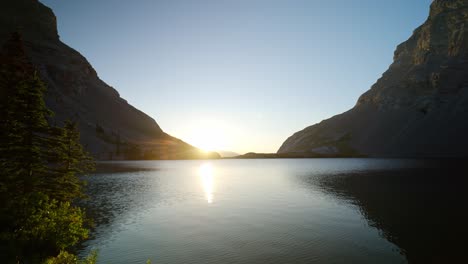 Amanecer-Sobre-El-Lago-Carnarvon,-Kananaskis,-Alberta,-Canadá