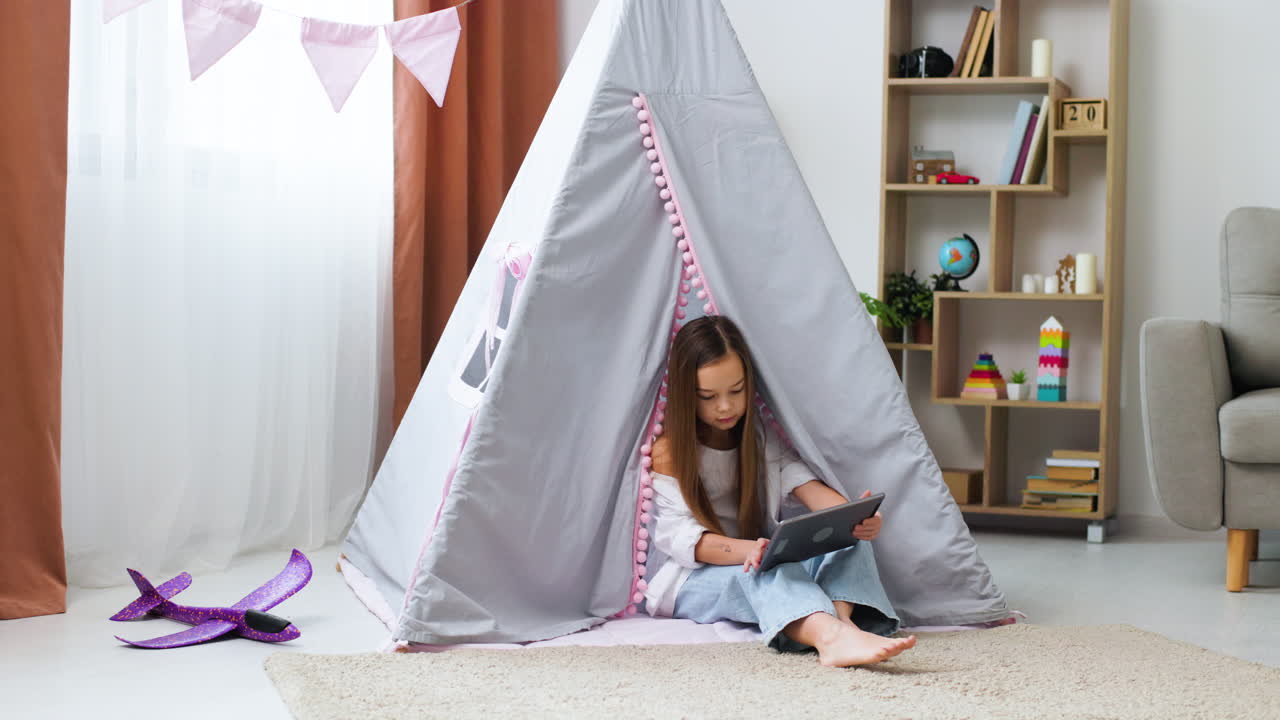 바닥에 앉아 어린 소녀