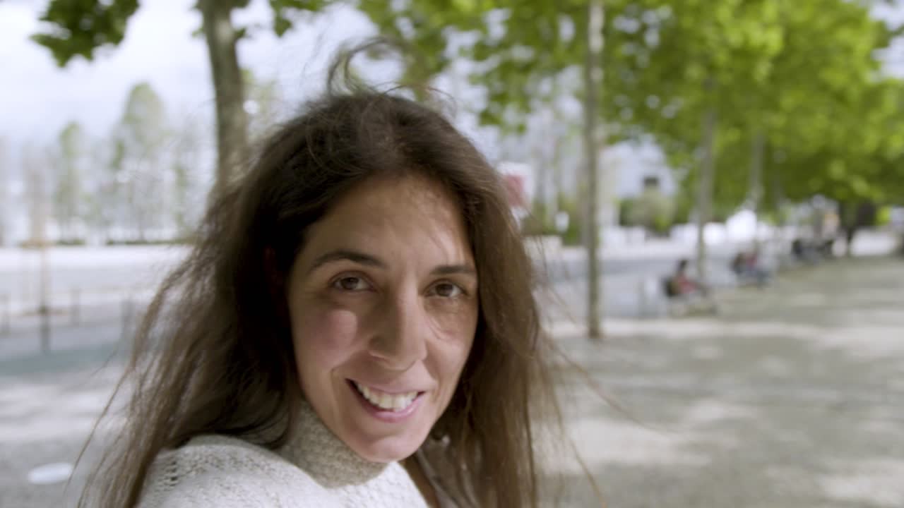 una mujer de mediana edad sonriendo mirando a la cámara.