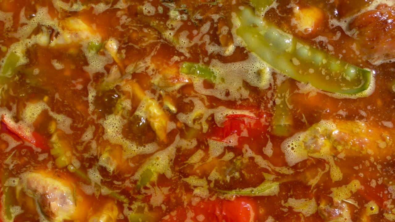 야채와 고기가 들어간 끓는 스튜를 위에서 아래로 바라보면 곧 스페인식 빠에야가 되고, 왼쪽에서 오른쪽으로 느린 동작으로 패닝합니다.