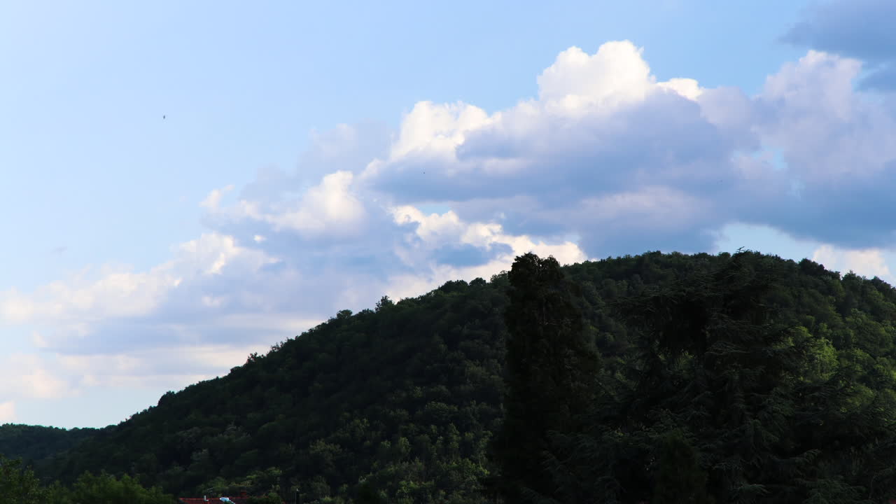 볼빅 프랑스의 산꼭대기에 구름이 쌓이는 시간 경과