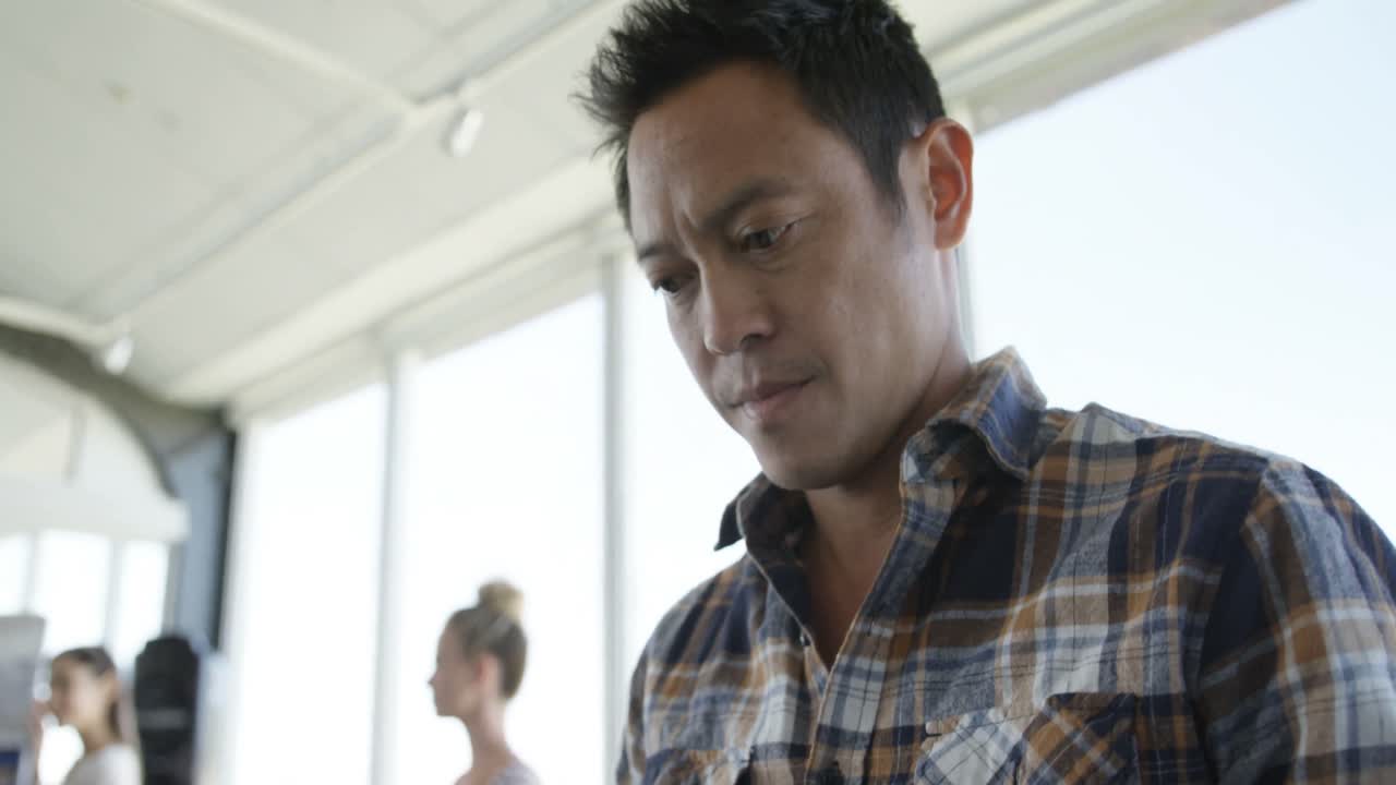 현대 사무실 4k에서 휴대 전화를 사용하는 아시아 남성 비즈니스 임원