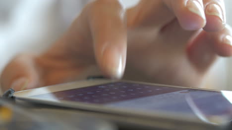 Smartphone-Benutzen-Und-Sushi-Rollen-Essen