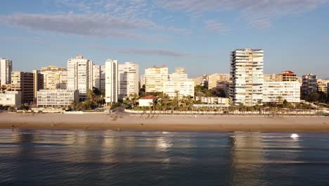 Vista-Aérea-De-Una-Ciudad-Costera-Mediterránea