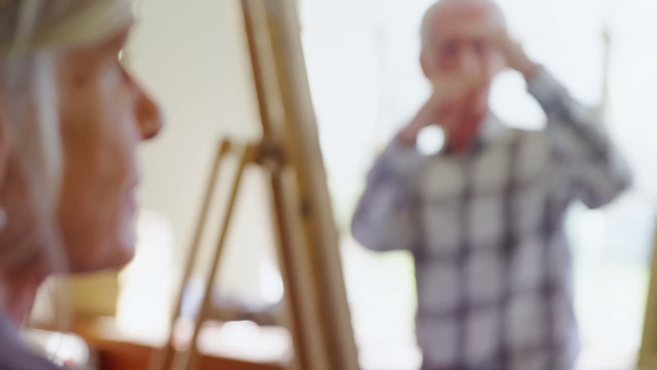 아티스트가 4k를 그리는 동안 몸짓을 하고 있습니다.