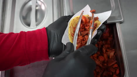 poner carne de cerdo marinada y desmenuzada en un taco suave - serie de camiones de comida