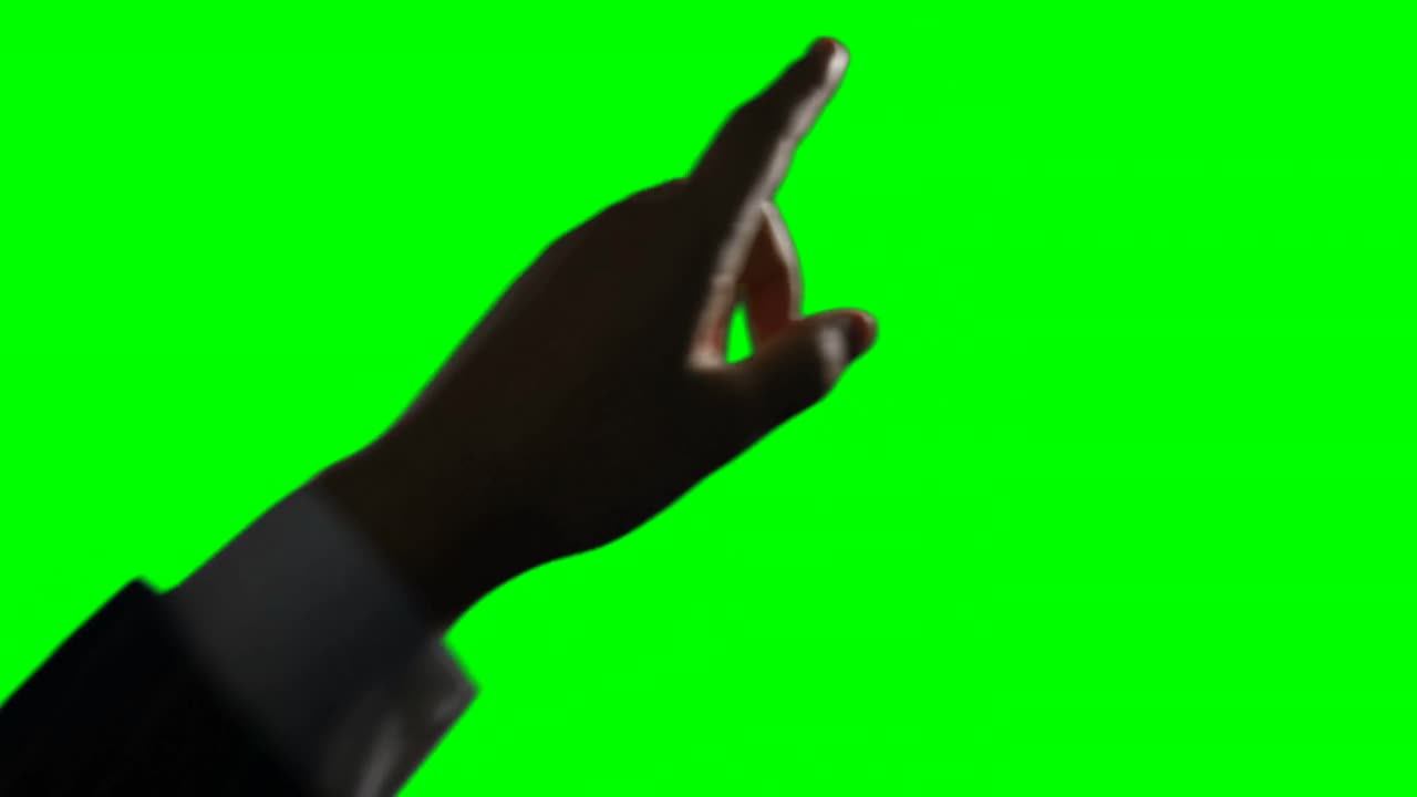 persona haciendo un gesto de la mano contra el fondo de la pantalla verde
