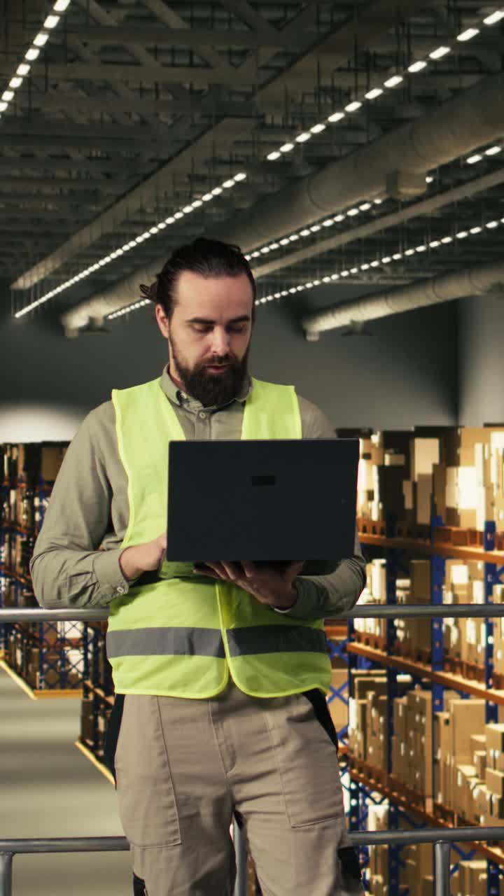 Video verticale: due persone che lavorano insieme alla logistica in un magazzino industriale.
