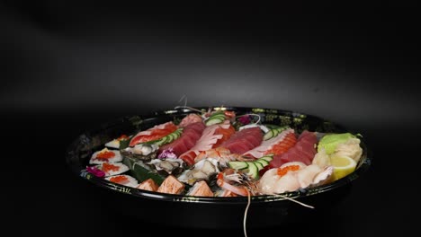 arreglo de sushi en una bandeja a lo largo del tiempo.