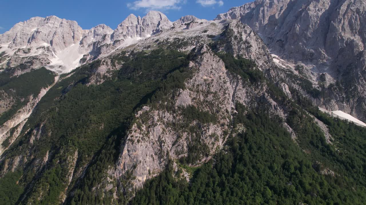 alpes en albania, acantilado verde en una cordillera en un hermoso día soleado