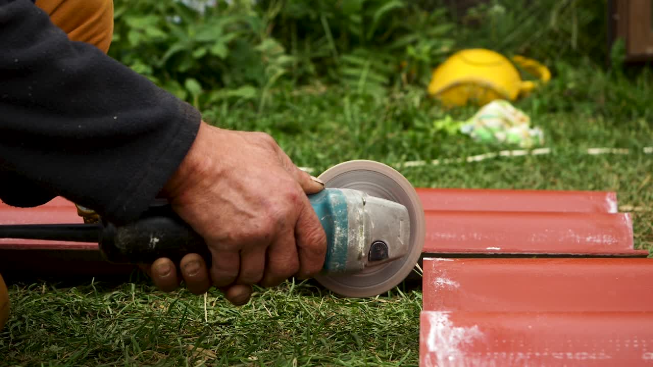 corte de azulejos de techo con un molinillo angular