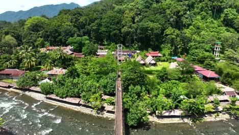 Bukit-Lawang,-Famoso-Por-Su-Proximidad-A-La-Selva-Tropical-Y-Al-Centro-De-Rehabilitación-De-Orangutanes