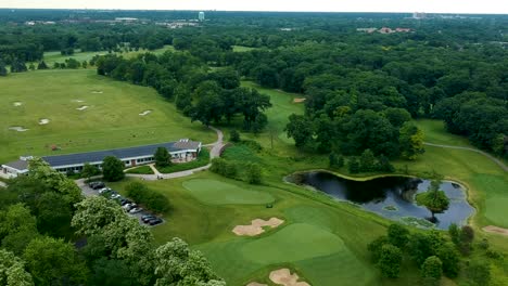 luxurious golf course in the middle of illinois