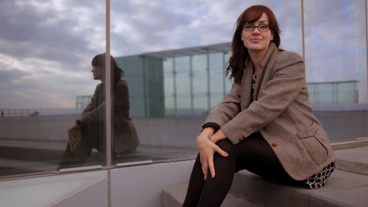 Giovane donna all'aperto 18