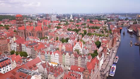 Toma-Aérea-Del-Casco-Antiguo-De-Gdansk