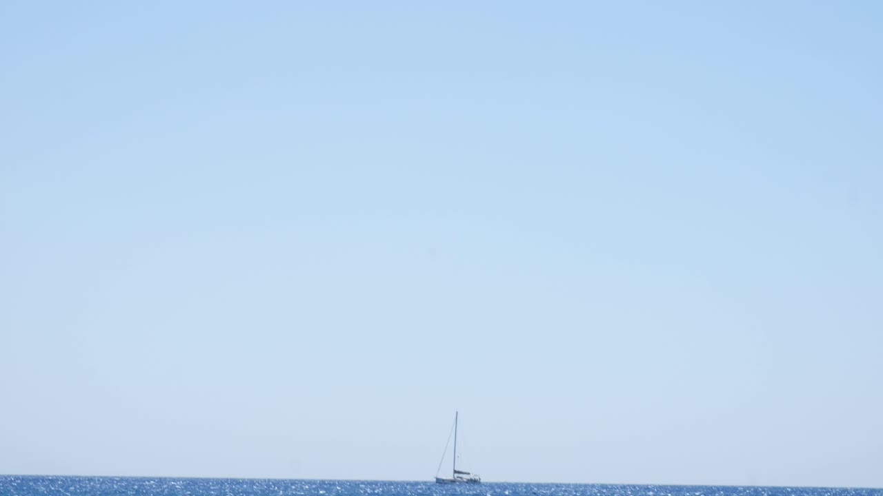 그리스 산토리니 섬을 출발한 후 지중해에서 길을 잃은 범선