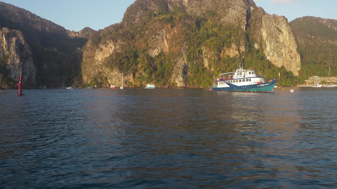 phi phi 섬의 바위에서 배에서 볼 수 있는 풍경