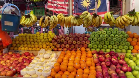 variedad de frutas frescas vibrantes en un puesto en el mercado húmedo local en malasia