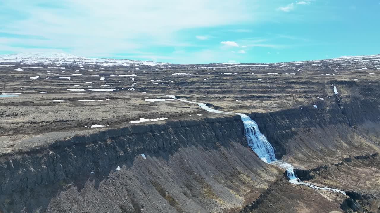 아이슬란드 의 웨스트피오르드 에 있는 다인자디 폭포 - 공중 드론 촬영