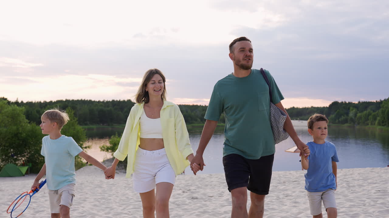 familia tomándose de la mano en la playa
