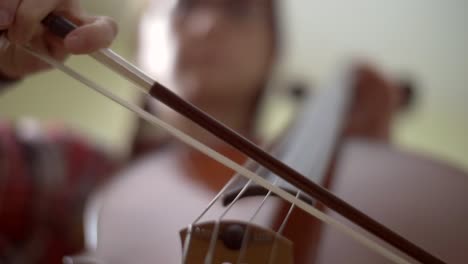 arco en cuerdas de violonchelo