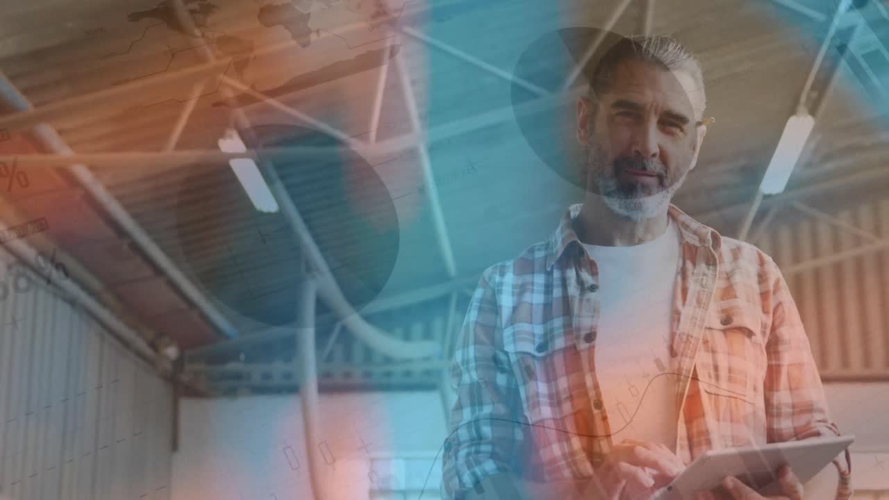 animación del procesamiento de datos sobre un hombre caucásico usando una tableta