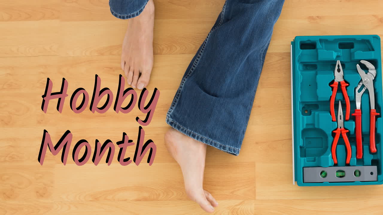 오픈 도구 상자 와 함께 나무 바닥 에 앉아 있는 청바지 를 입은 여자 의 다리 위 에 있는 취미 달 문자 의 애니메이션