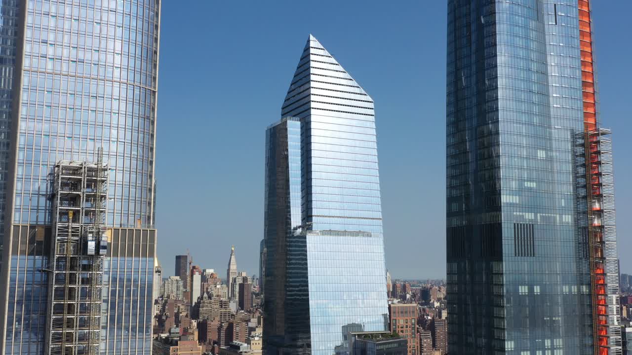 공중 드론 트럭 바로 태양이 빛나고 반이는 것처럼 - 뉴욕의 10 허드슨 야드와 허드슨야드의 다른 건물에서 반사됩니다.