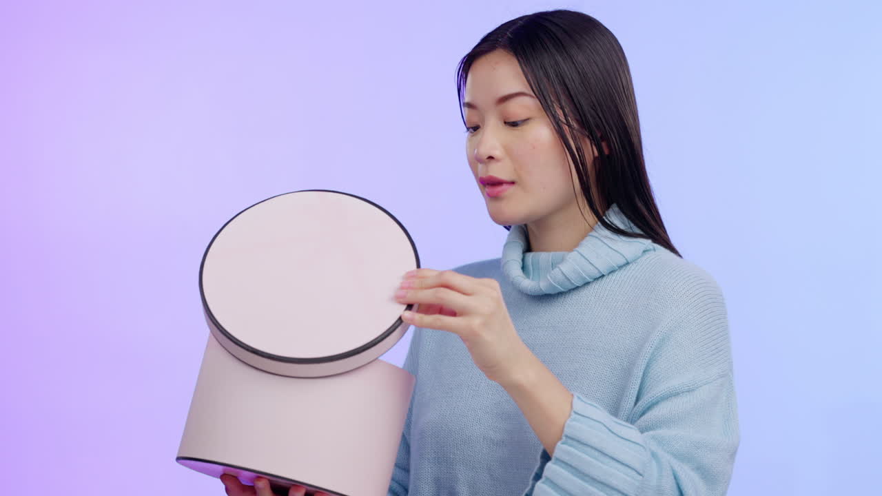 아시아 여성, 스튜디오와 미소와 함께 개방 선물 상자