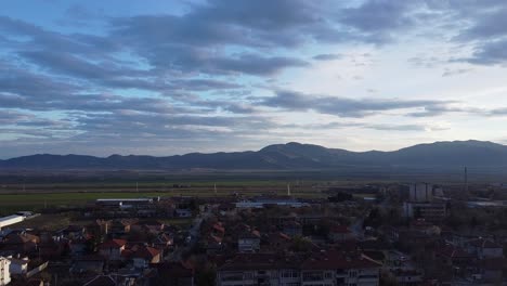 Hermosas-Imágenes-Tomadas-Con-Drones:-Volando-Sobre-La-Típica-Pequeña-Ciudad-Búlgara,-Sopot,-Mirando-Hacia-La-Montaña-&#39;sredna-Gora&#39;-Y-Los-Campos-Que-Hay-Delante.