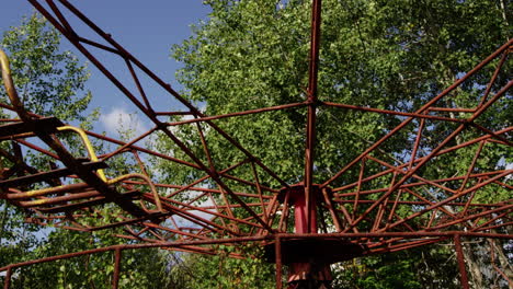 paseo en columpio abandonado girando en el viento en pripyat, alejar la vista