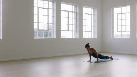 Schöne-Yoga-Frau-Praktiziert-Kobra-Pose-Und-Genießt-Den-Fitness-Lebensstil,-Trainiert-Im-Studio-Und-Dehnt-Den-Flexiblen-Körper,-Trainiert-Frühmorgendliche-Meditation-Auf-Einer-Trainingsmatte