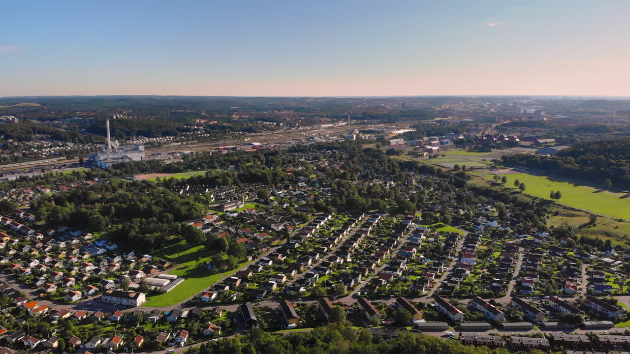 paisaje aéreo sobre el distrito de los suburbios del este de gotemburgo, suecia, puesta de sol