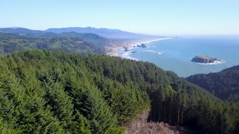 Oregon-California-Border,-Oregon-Coast,-North-California-Coastline,-Viewpoint-of-rock-formations