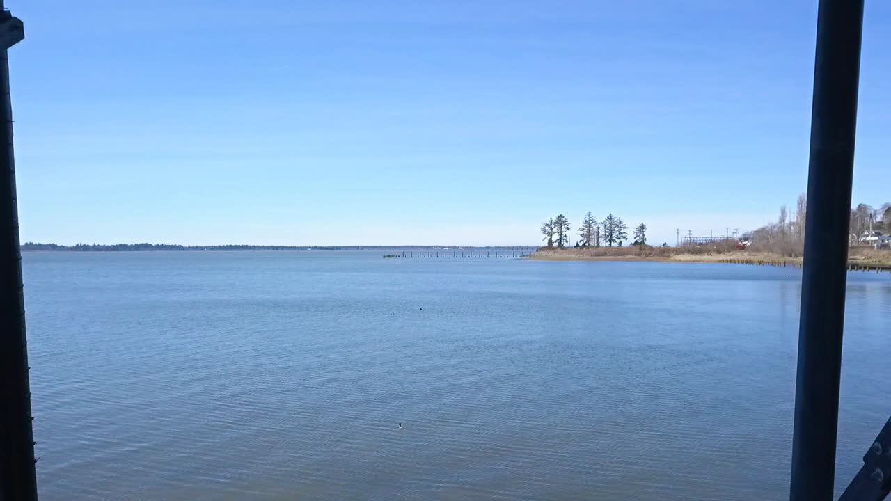 허물에서 베이까지 다리 빔 아래 및 통과하는 공중 드론