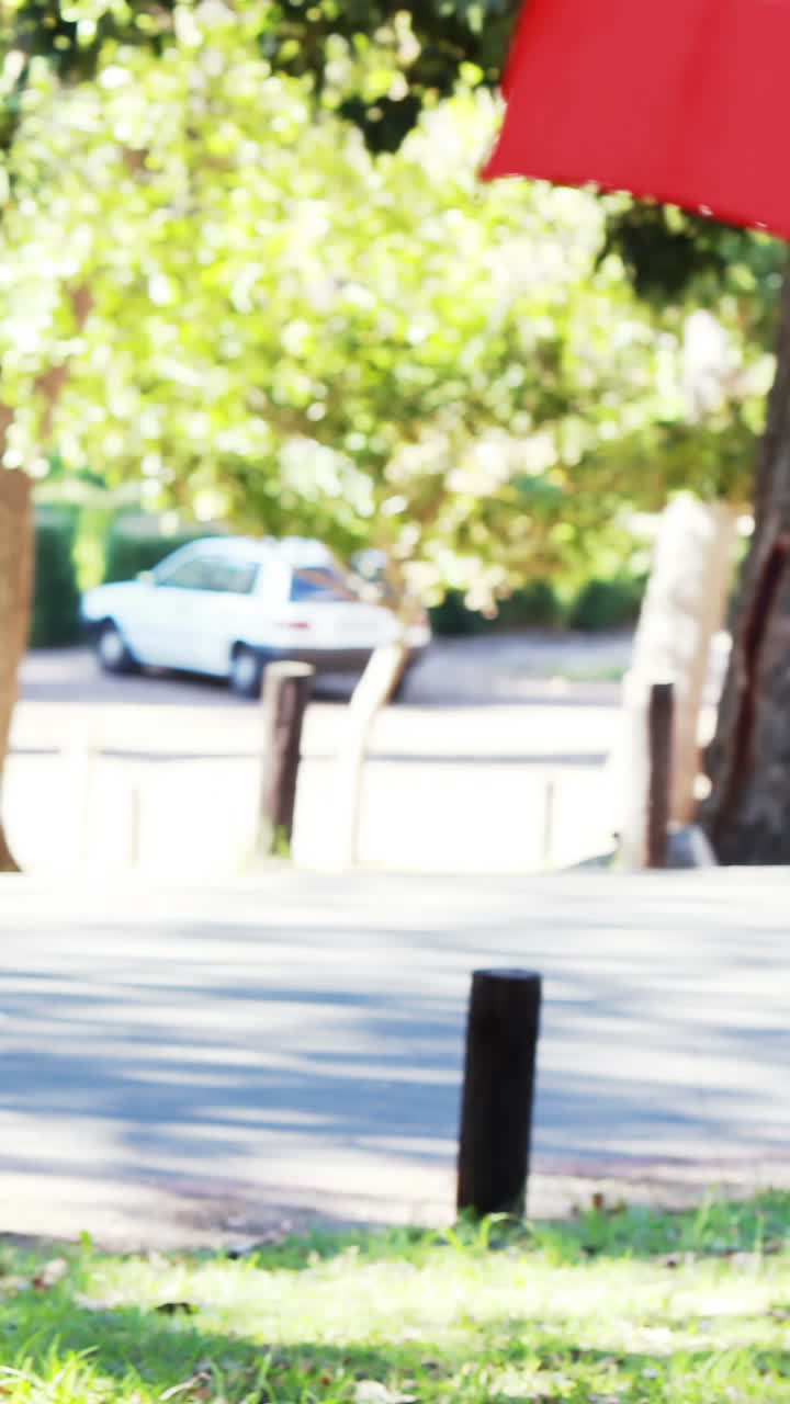 우산 을 들고 공원 에서 함께 산책 하는 가족