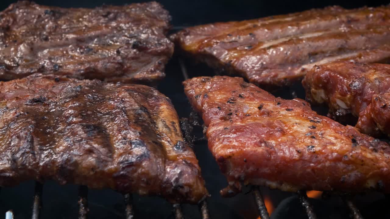 sabrosas costillas cocinando a la parrilla para una fiesta de verano al aire libre