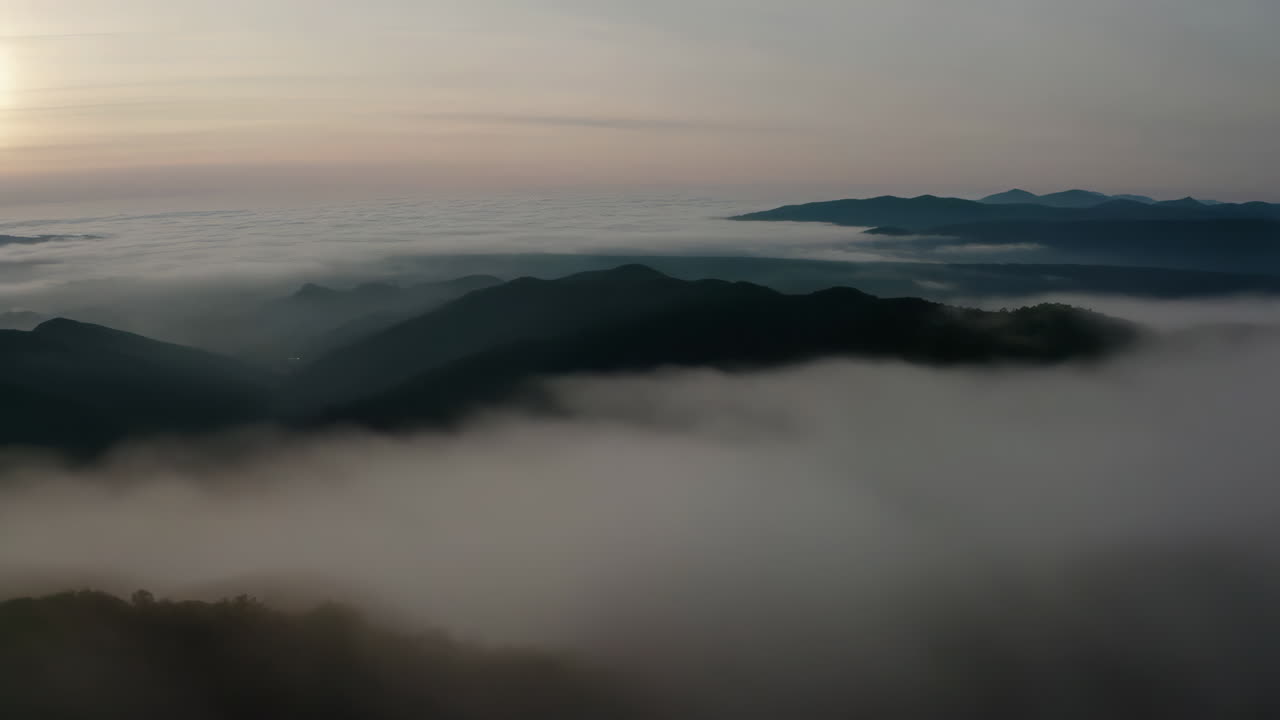 해가 뜨면 안개 인 산악 풍경
