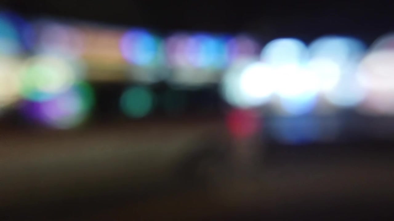 Traffico di auto sulle strade della città di notte. Sfocato