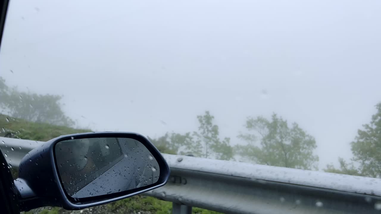 알프스 산맥의 산악 경로에서 운전 _ 경로의 오른쪽에 안개가 떨어집니다