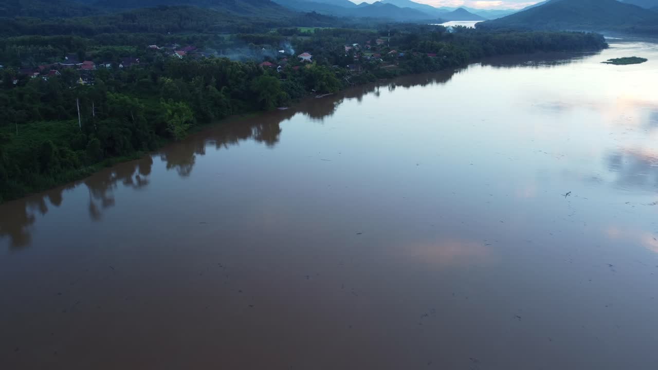 라오스 루앙프라방에 있는 메콩 강의 공중 전망, 저녁에 조용한 물 주변의 울창한 초록색