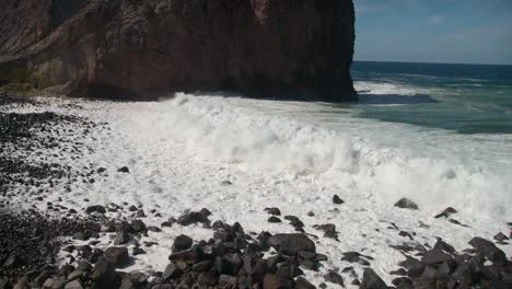 olas de espuma blanca rompiendo en la costa de la isla blanca de whakaari