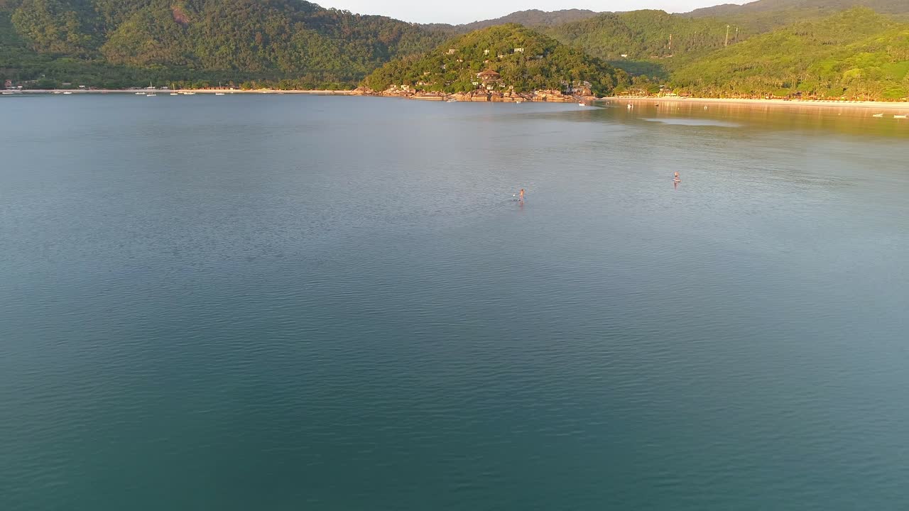 hermosa playa tropical con gente en kayak