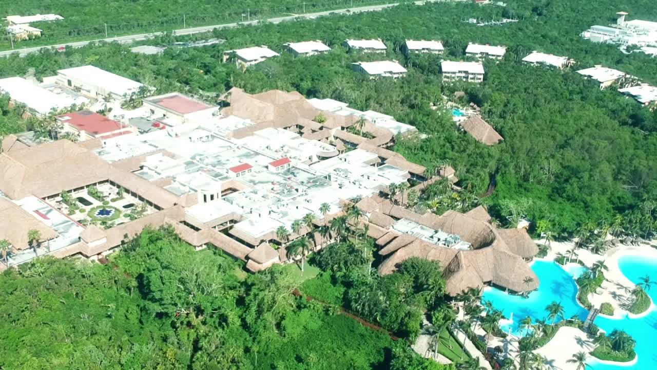 멕시코 해안의 푸른 숲으로 둘러싸인 호텔 정착지